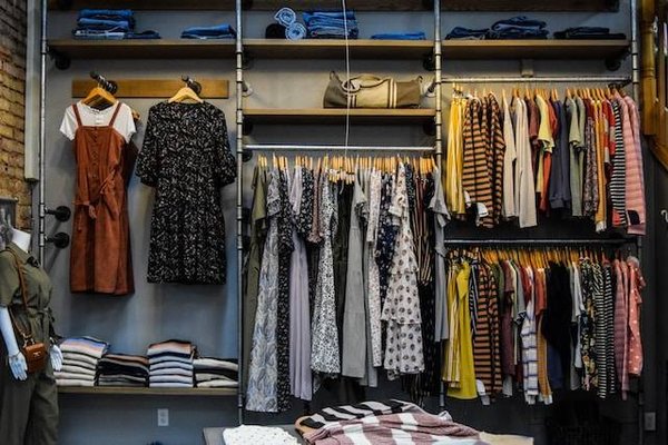 Quels sont les vêtements et accessoires indispensables pour une garde-robe féminine et fashion ?