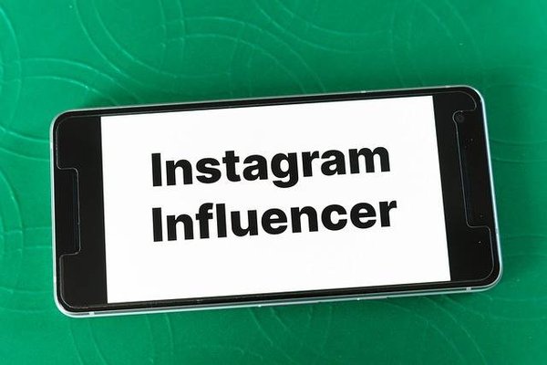 Les 5 Influenceurs Homme à Suivre pour un Style Fashion